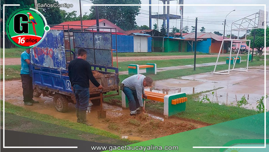 Trabajo arduo en Manantay: Alcalde Roger Galán lidera esfuerzos para embellecer la plaza Roca Fuerte