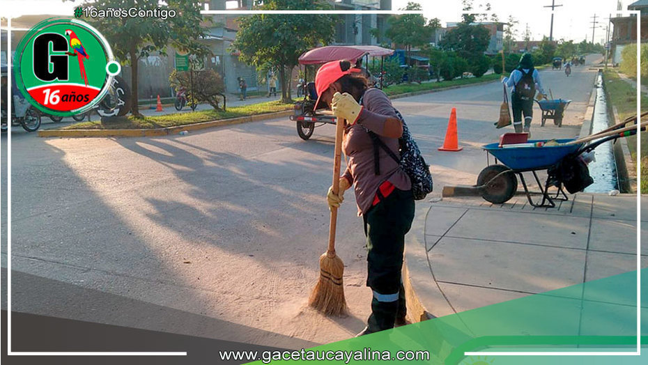Trabajadores municipales liderados por el alcalde Roger Galán Torres transforman la estética de Manantay con operativo de desarenado