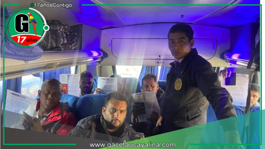 Ciudadanos extranjeros son deportados del país por entrar de forma ilegal 