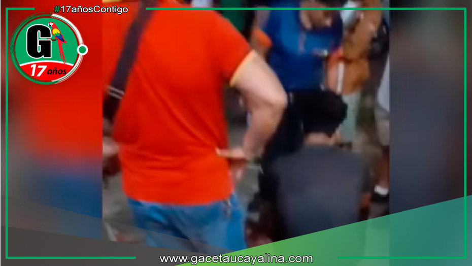 Vecinos detenidos a dos sujetos y queman su motocicleta en Manantay
