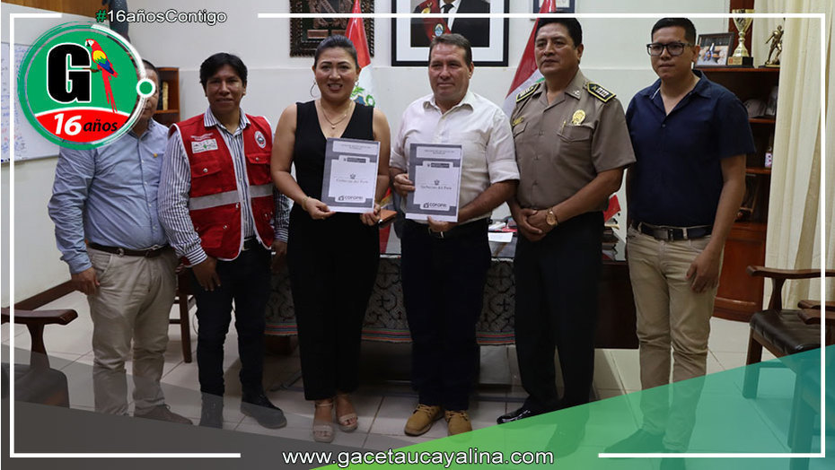 Alcaldesa de Yrinacocha entrega título de terreno para construcción de comisaría 