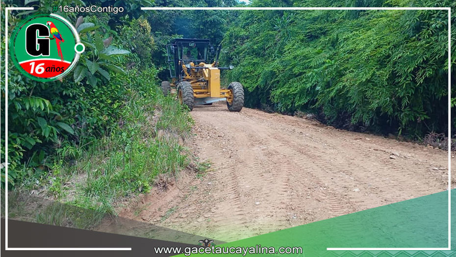 Maquinaria pesada llega a Las Palmeras para bacheo y mantenimiento de carretera