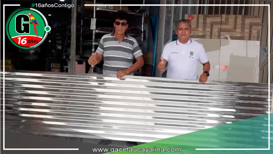 Alcalde de Padre Abad entrega 65 planchas de calamina para caserío