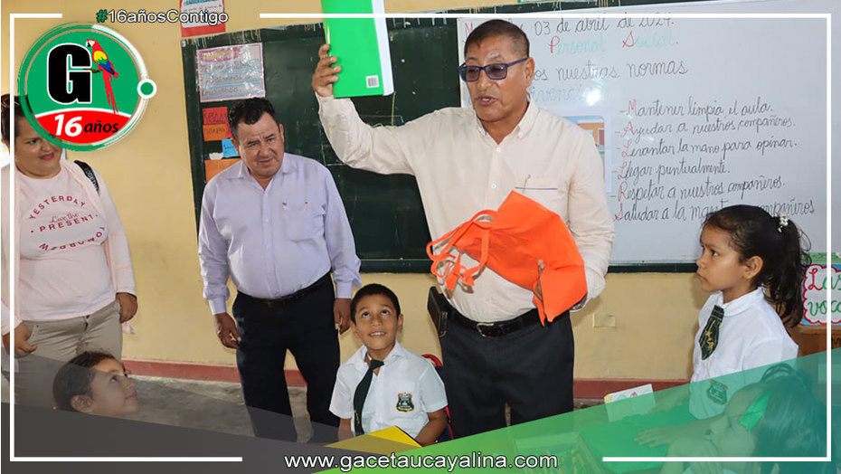 Alcalde Rodolfo Lovo Tello y Regidora Diana Carolina Aguilar Noroña brindan apoyo a estudiantes de primaria en Manuel Enrique Rojas Vela