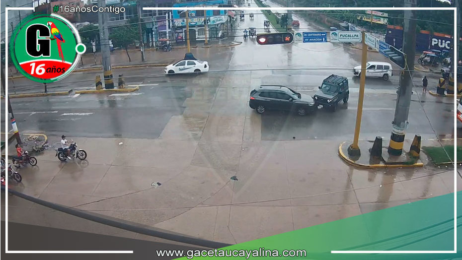 Colisión entre automóviles cerca de centro comercial en Pucallpa