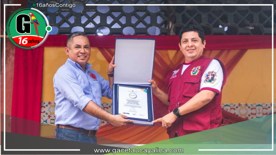 Alcalde de San Juan Bautista Joel Parimango recibe distintivo "Apuesta por la Primera Infancia