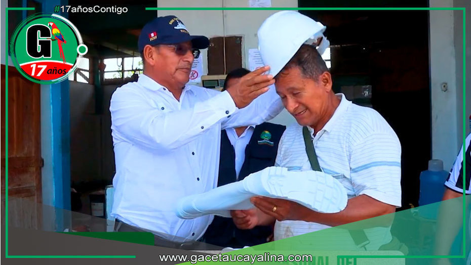 Alcalde Rodolfo Lovo Tello entrega implementos de trabajo a matarifes de la provincia de Ucayali