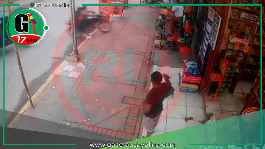  Motocicleta termina dentro de un negocio en Pucallpa