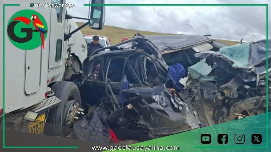 Dos personas mueren en violento choque entre camioneta y tráiler en Pasco